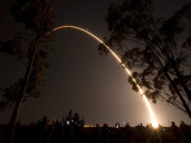 Kilatan cahaya menerangi langit subuh di Vandenberg Air Force Base, California, sesaat setelah roket Delta II diluncurkan