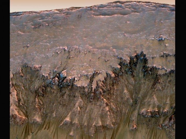 Menunjukkan aliran lava dalam kawah Newton planet Mars saat musim semi